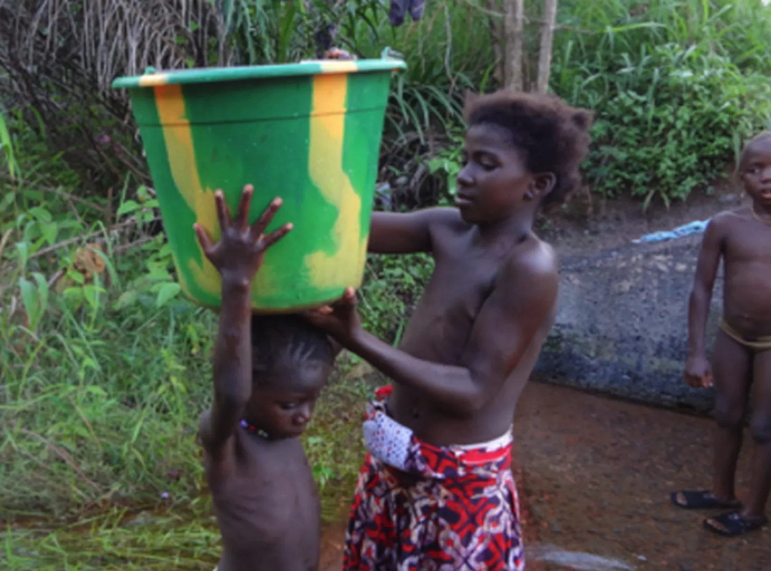 MVFPoor.org - Kind trägt Wassereimer