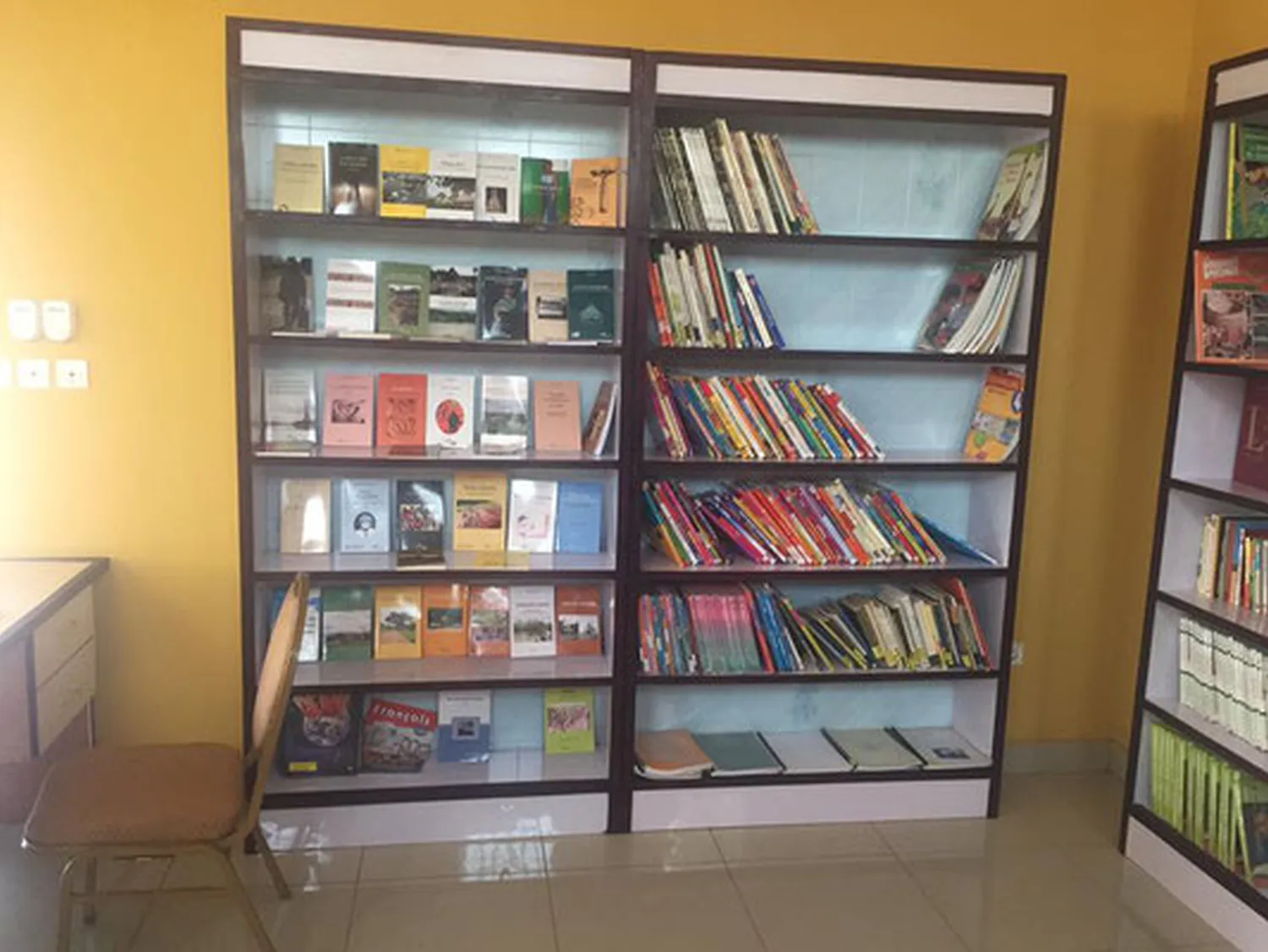 MVFPoor.org - Bibliotheksregal