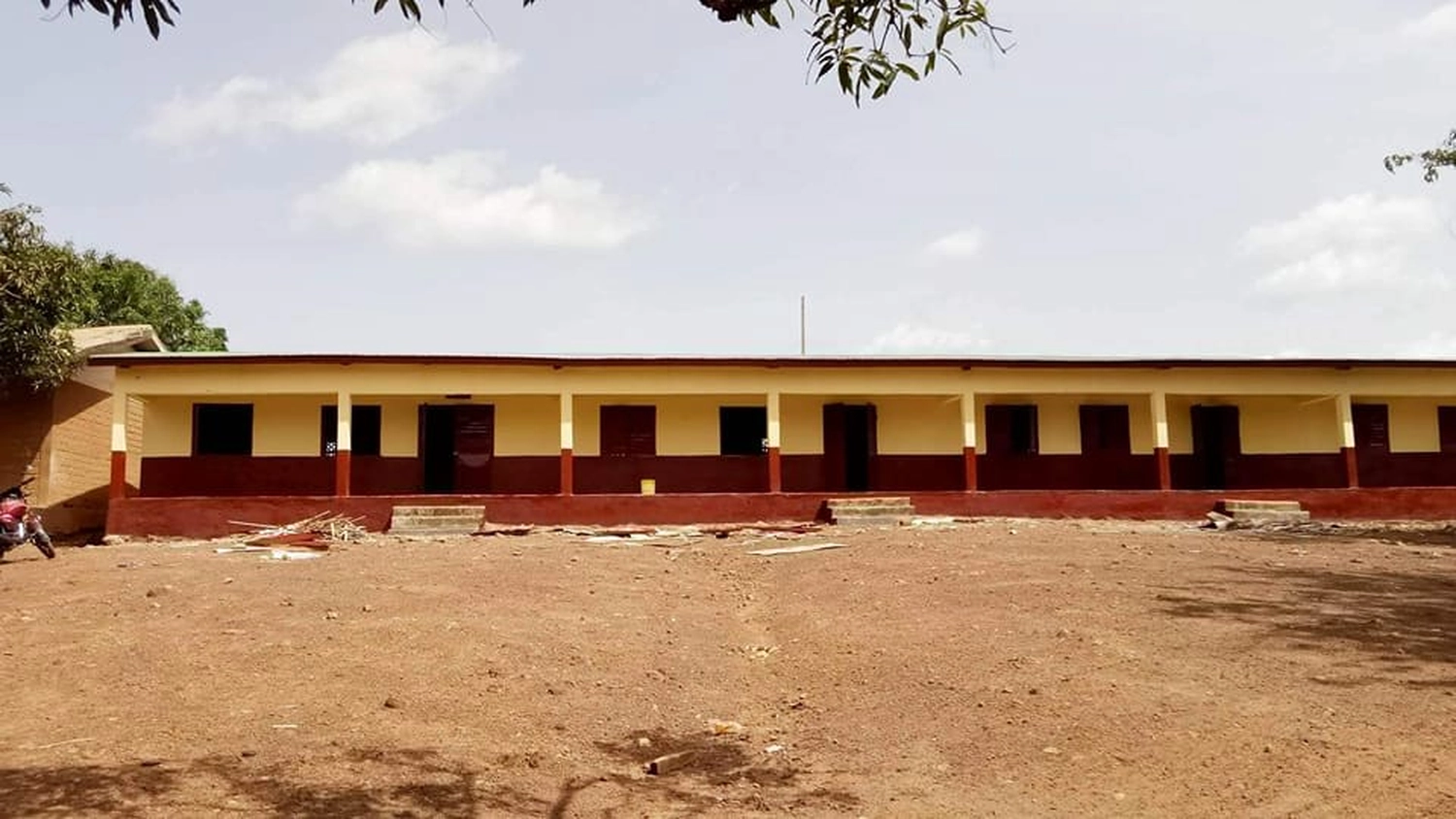 MVFPoor.org - Neues Dach für die Schule in Guinéa Beyla